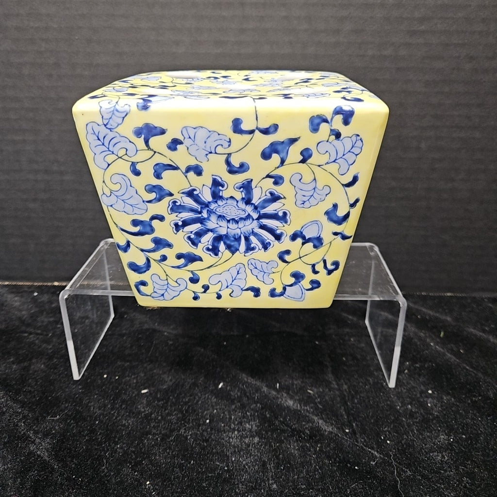 Vase w/ Arranger