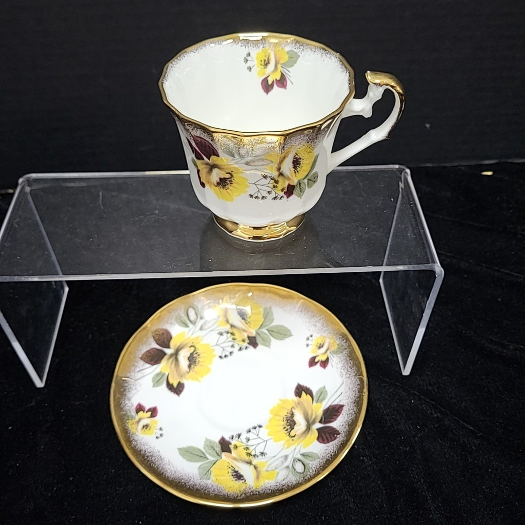 Elizabethan Teacup/Saucer
