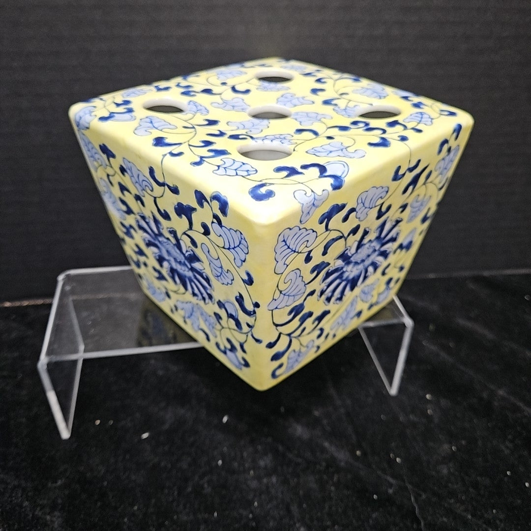 Vase w/ Arranger