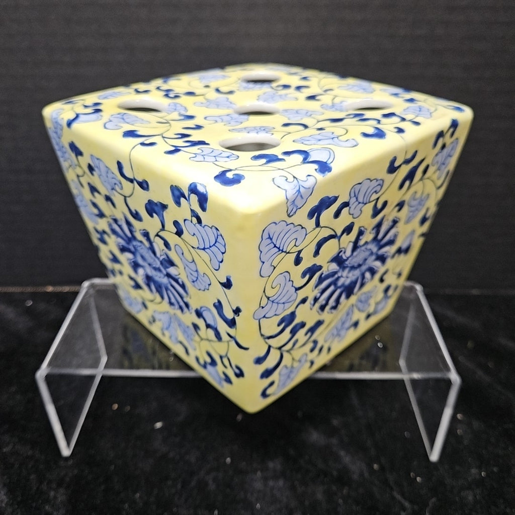 Vase w/ Arranger