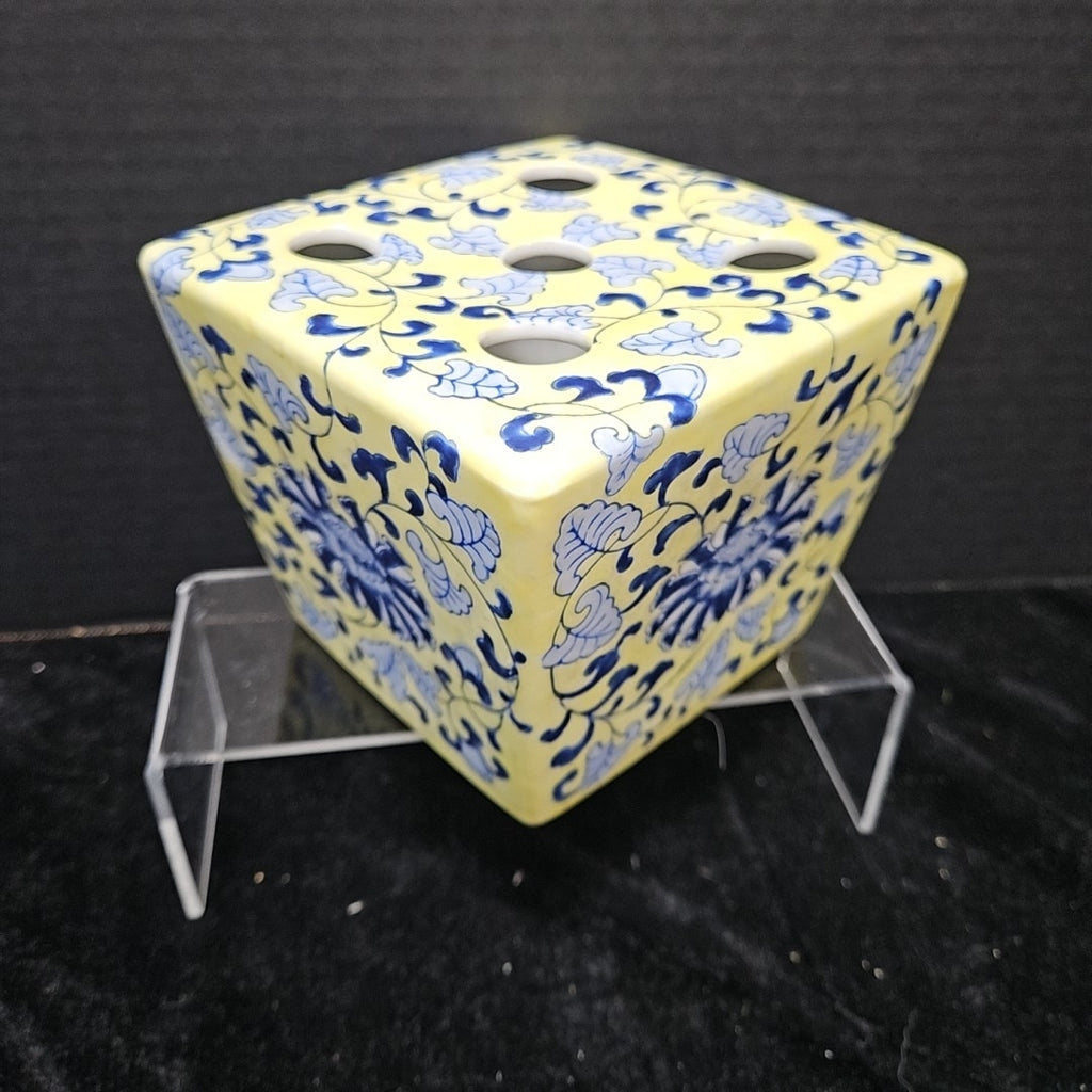 Vase w/ Arranger