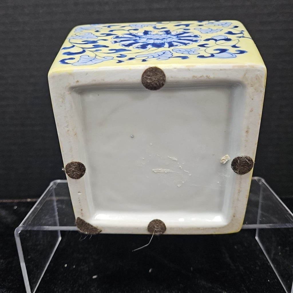 Vase w/ Arranger
