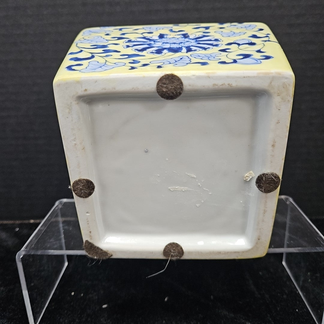 Vase w/ Arranger
