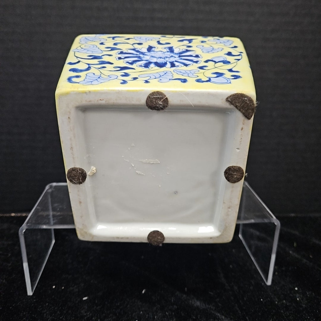 Vase w/ Arranger