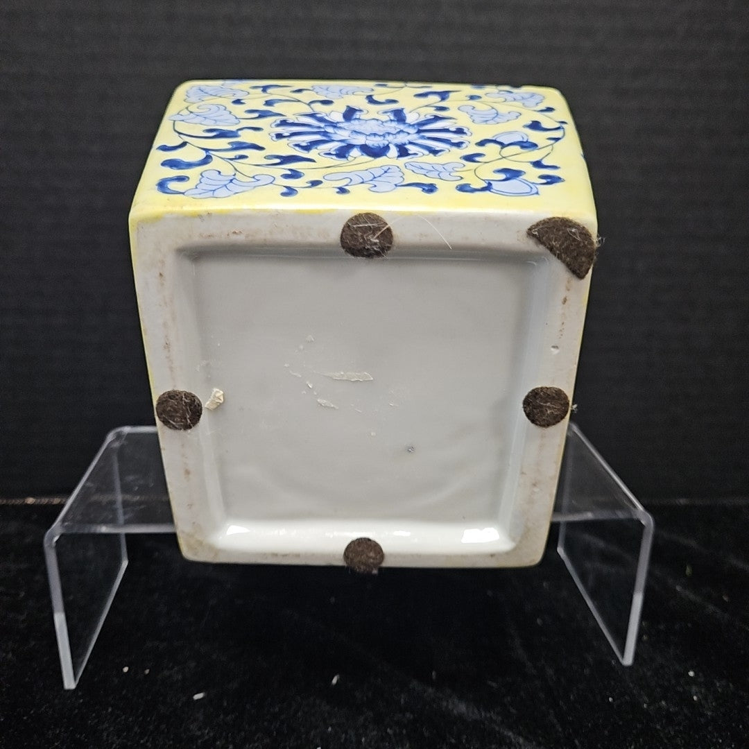 Vase w/ Arranger